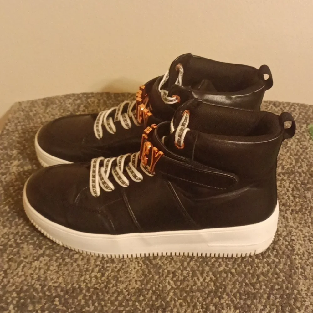 Juicy Couture black high top sneakers size 8 rose hold hardware